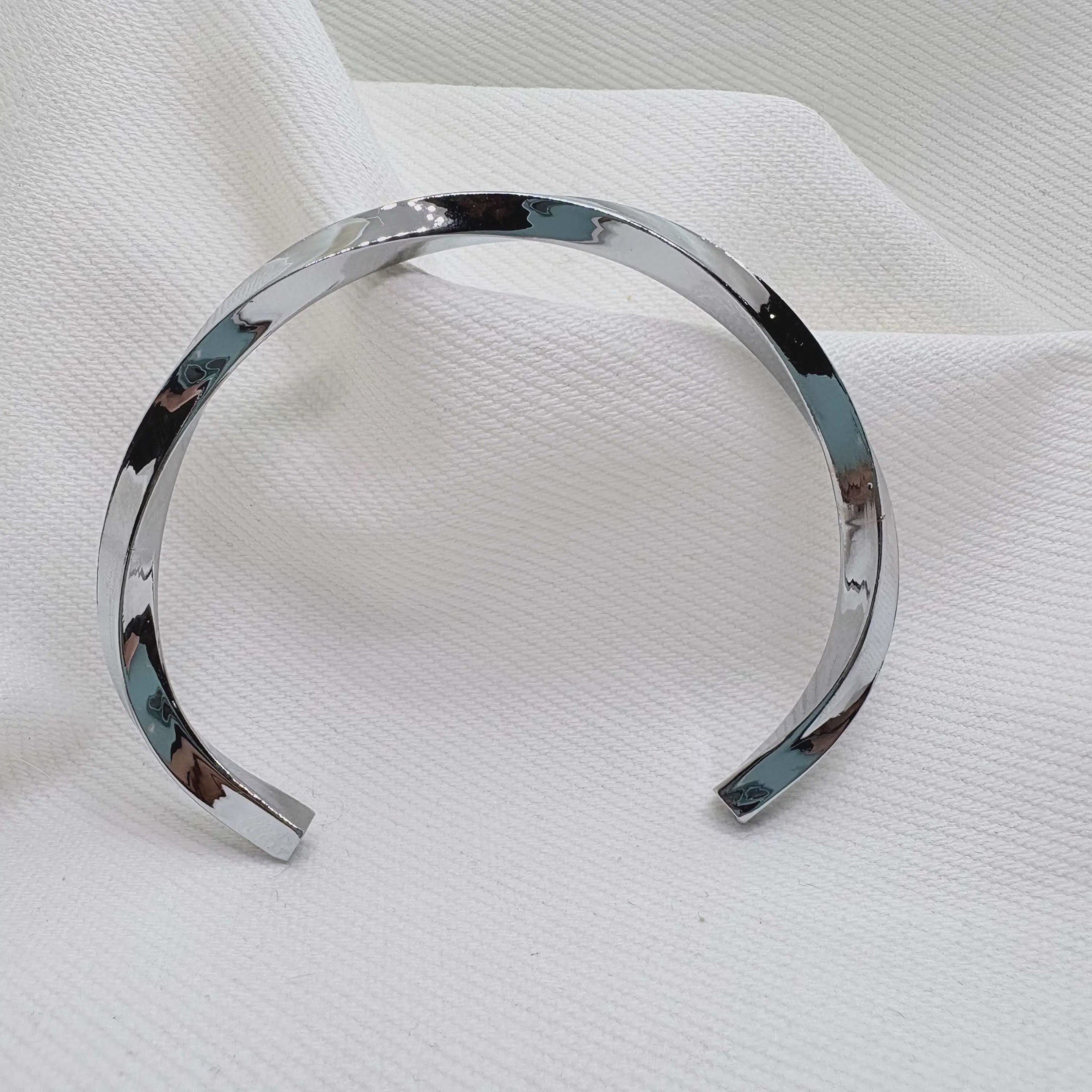 بنگل استیل مردانه مدل پیچش Silver Twist مینیمال و رنگ ثابت