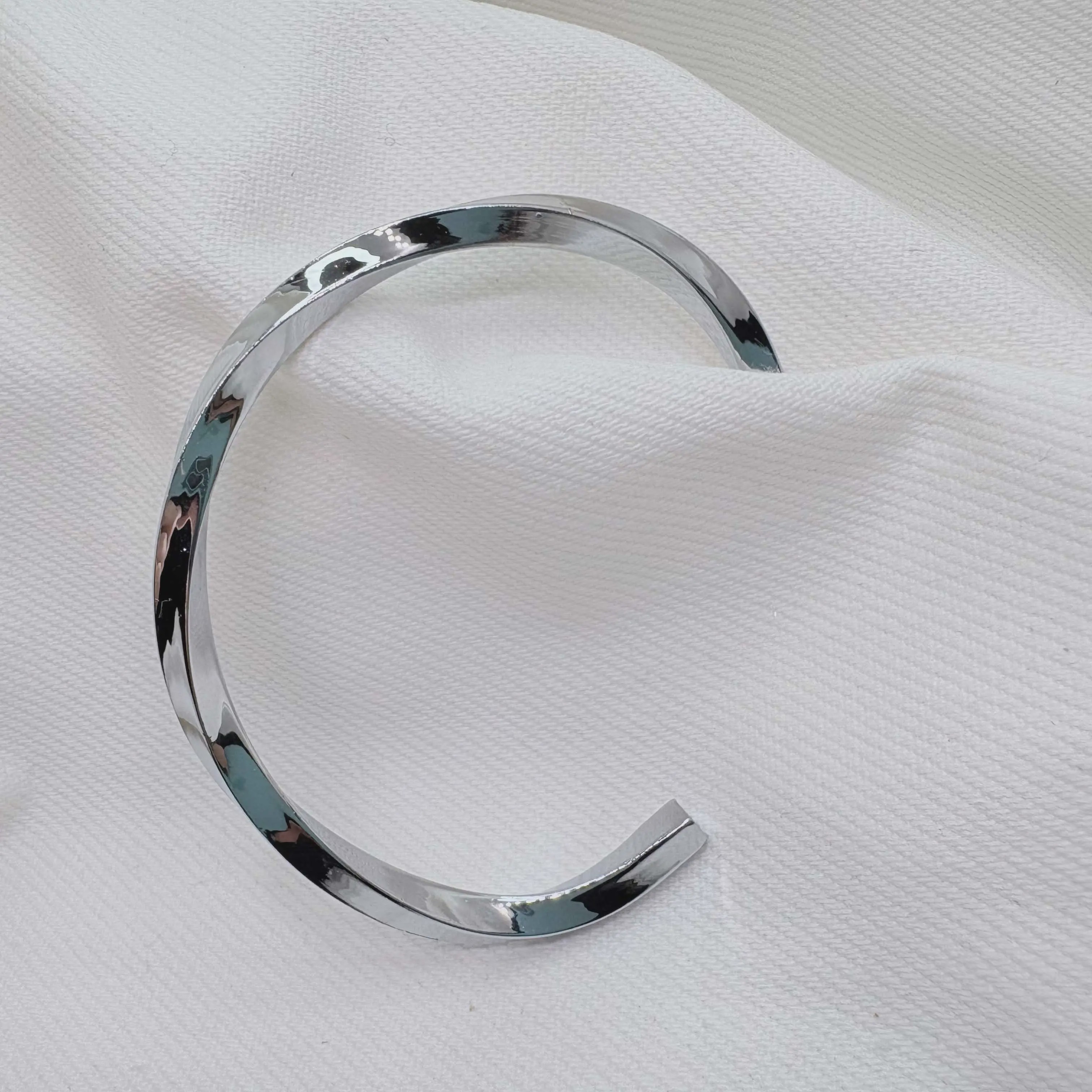 بنگل استیل مردانه مدل پیچش Silver Twist مینیمال و رنگ ثابت
