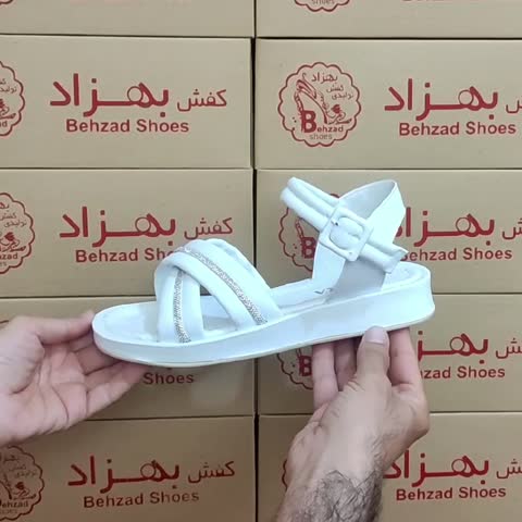 صندل تابستانی نگینی زنانه دخترانه رنگ سفید سایز 37 تا 40 زیره پیو لژ 3 سانتی رویه چرم صنعتی بند سگکی سبک و راحت   
