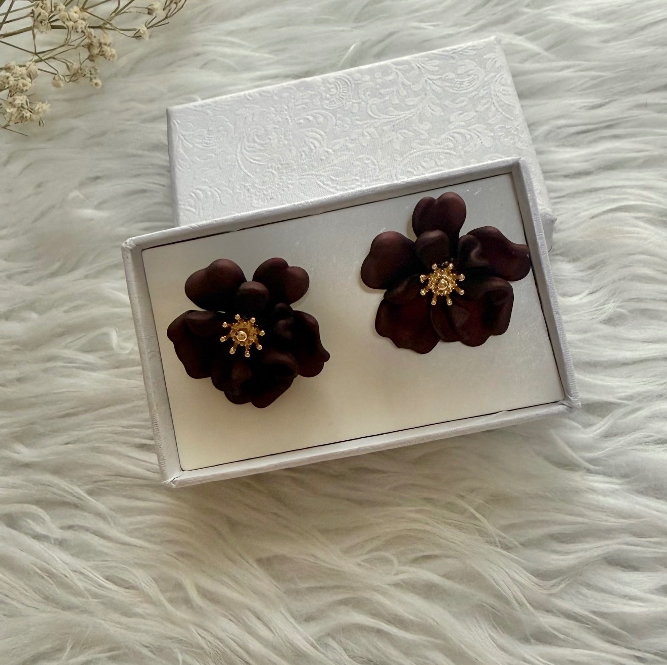 گوشواره زرشکی طرح گل مجلسی
