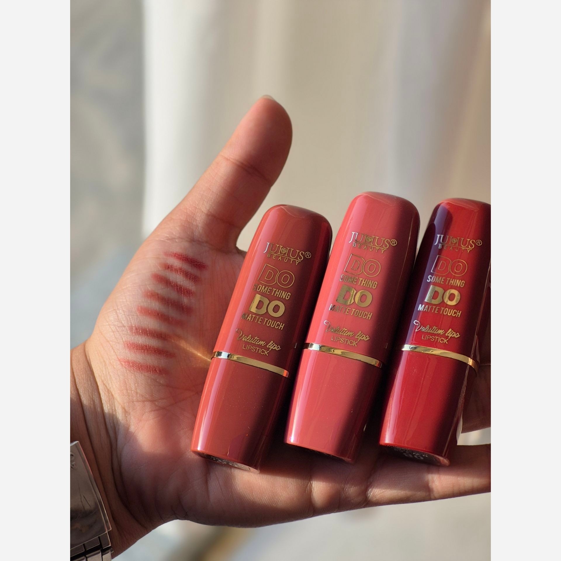 رژ لب جامد ژولیوس بیوتی (قبل از ثبت رنگ مورد نظرتونو استعلام بگیرین)