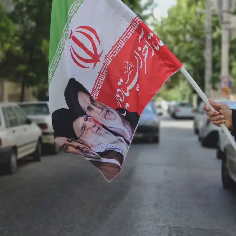 پرچم ایران با شعار ما تا آخر ایستاده ایم 100 70