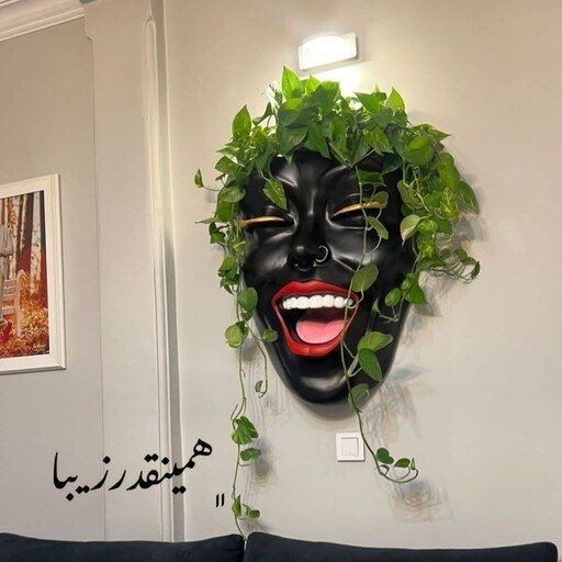 گلدان رخ لبخند دیواری(چهره) با رژ قرمز و زبون صورتی و پرسینگ دماغ