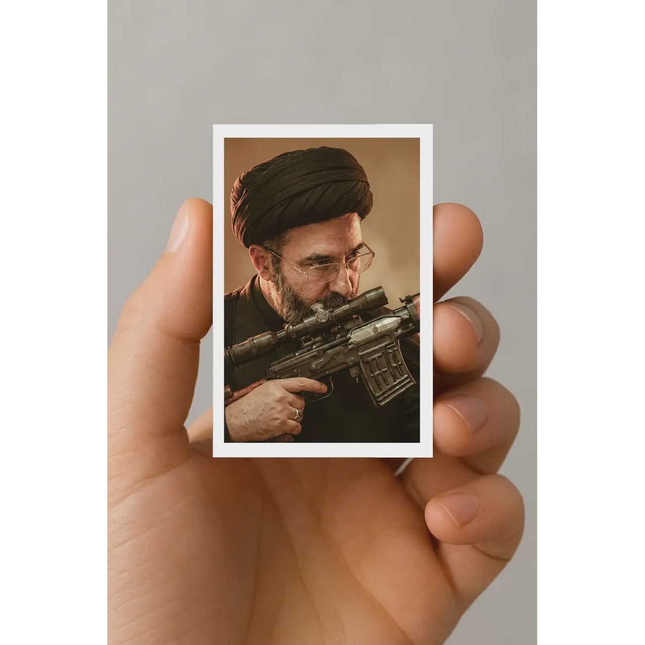 مگنت مجتبی خامنه ای با اسلحه