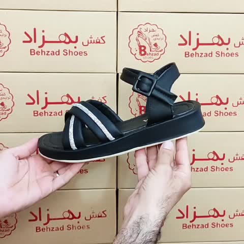 صندل تابستانی نگینی زنانه دخترانه رنگ مشکی سایز 37 تا 40 زیره پیو لژ 3 سانتی رویه چرم صنعتی بند سگکی سبک و راحت   