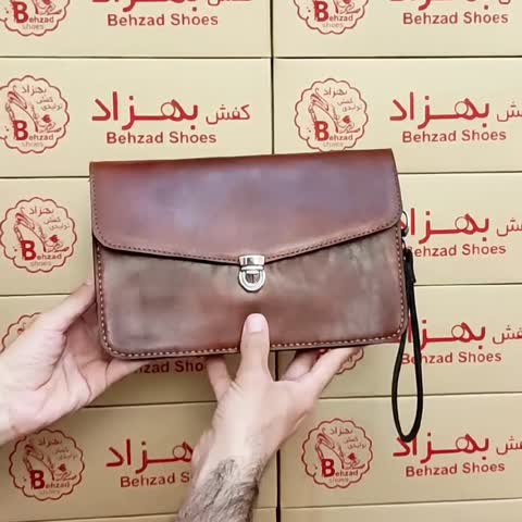 کیف دستی پاسپورتی مردانه پسرانه تمام چرم طبیعی گاوی درجه یک رنگ قهوه ای دوخت ماشینی بند دستی داخل کیف سه خانه