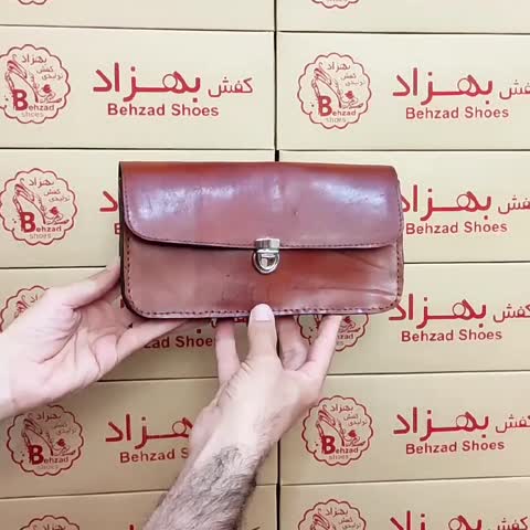 کیف دستی کوچک پاسپورتی مردانه پسرانه تمام چرم طبیعی گاوی درجه یک رنگ قهوه ای دست دوز بند دستی داخل کیف سه خانه