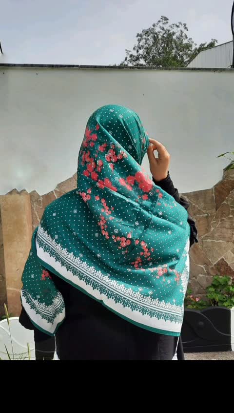 روسری سوپر کرپ قواره 140 زمینه سبز خوشرنگ با گلهای ریز سرخابی ایستایی خیلی خوبی داره دور دوخت و سُرنیست پرز نمیده