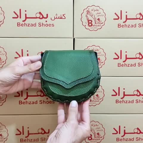 کیف دوشی کوچک سبک زنانه دخترانه تمام چرم طبیعی گاوی درجه یک رنگ یشمی دوخت ماشینی بند دوشی چرمی قابل تنظیم کیف تک  خانه