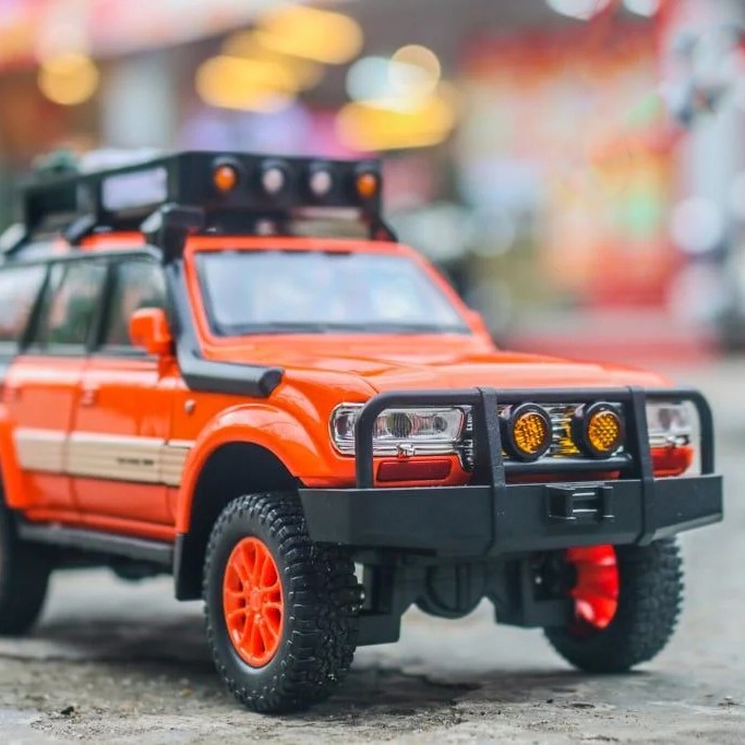 ماکت ماشین مدل تویوتا لندکروزر Toyota Land Cruiser LC80 کد R100