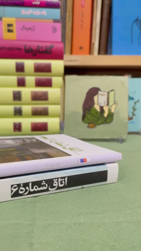 کتاب اتاق شماره 6 / آنتوان چخوف با ترجمه آبتین گلکار ، نشر هرمس/ در این اثر کلاسیک مرز میان سلامت روان و جنون محو می شود