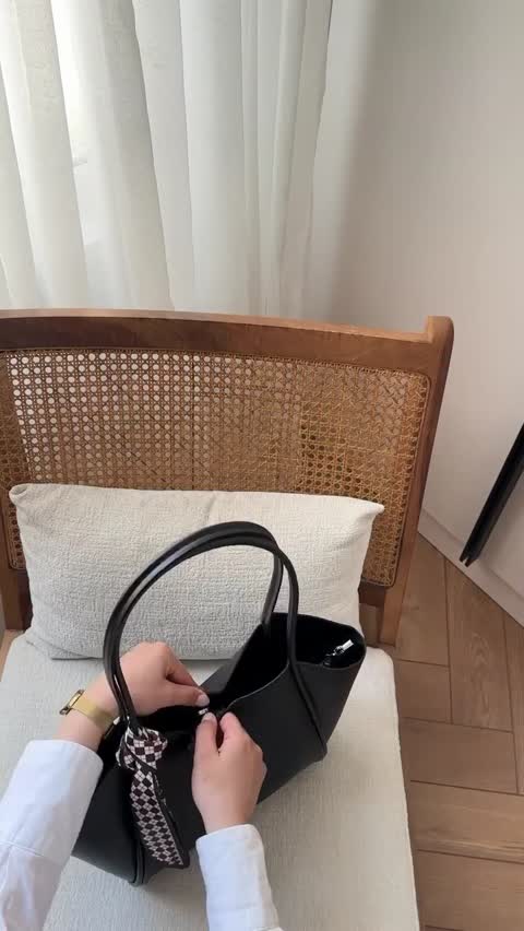 کیف دوشی زنانه مجلسی و شیک مدل کلاسیک رنگ مشکی و قهوه ای با اسکارف ساتن