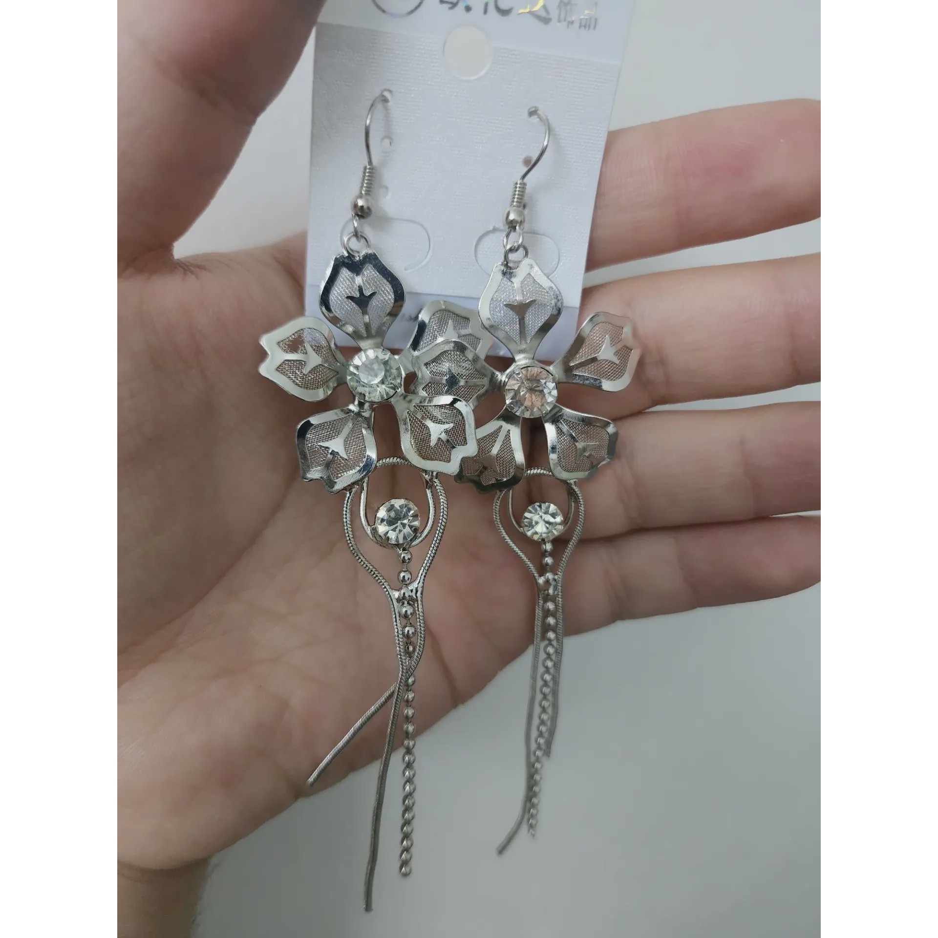 گوشواره طرح گل آویز دار لاکچری