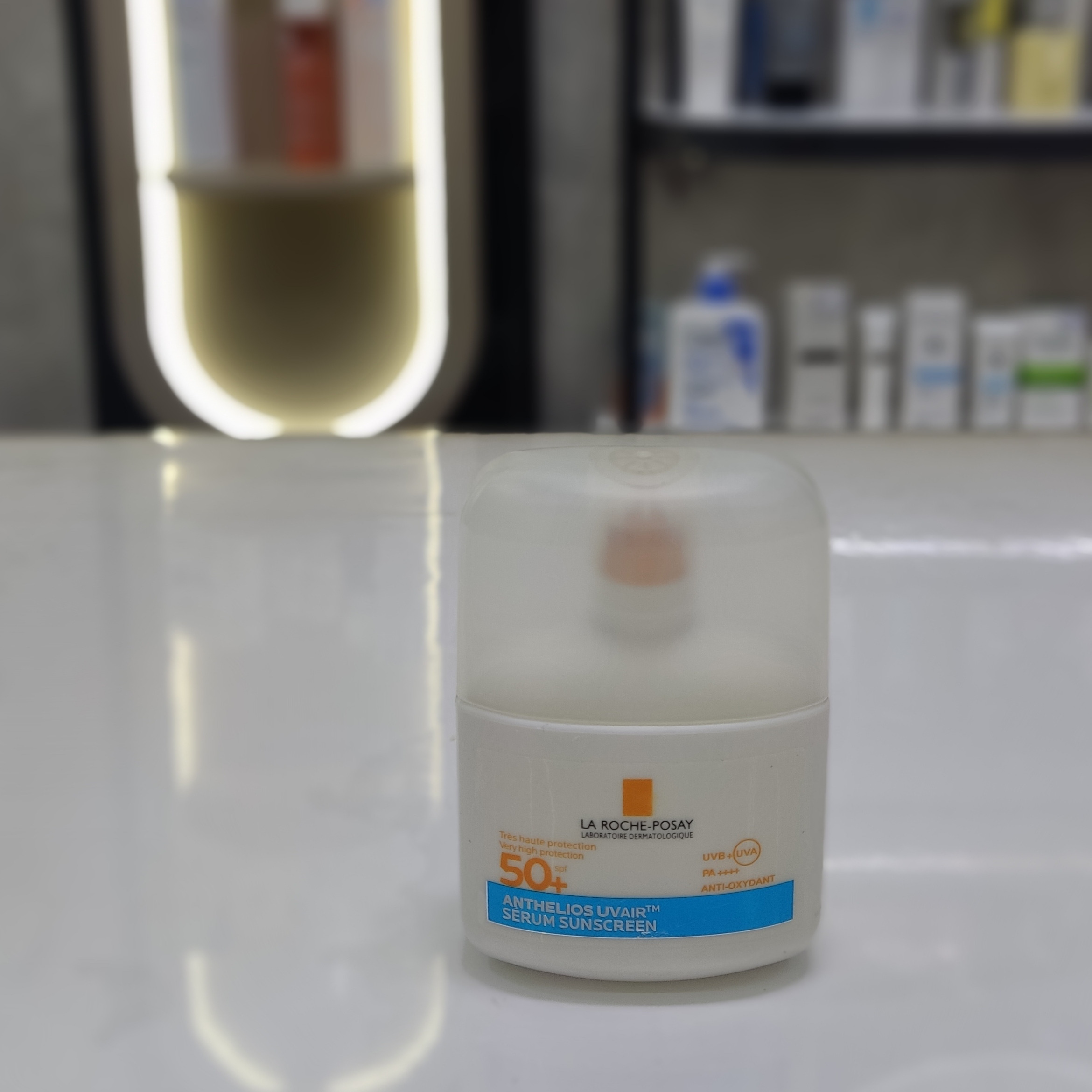 سرم ضد آفتاب آنتی اکسیدان و آبرسان لاروش پوزای La roche-posay