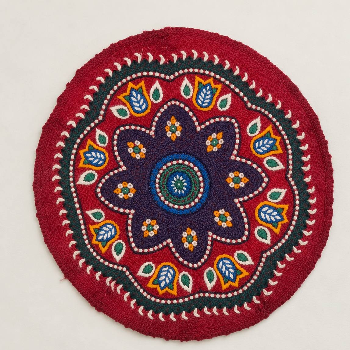 رومیزی گرد پته طرح قرمز
