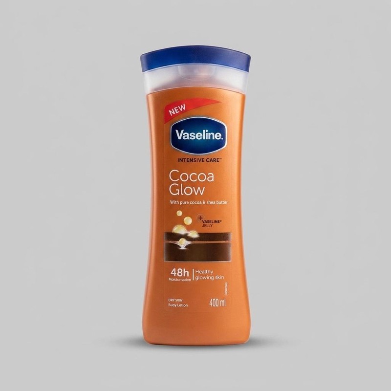 لوسیون بدن وازلین مدل Cocoa Glow حجم 400 میلی لیتر نرم کننده و آبرسان پوست خشک و حساس با عصاره کاکائو و شی باتر، حاوی...
