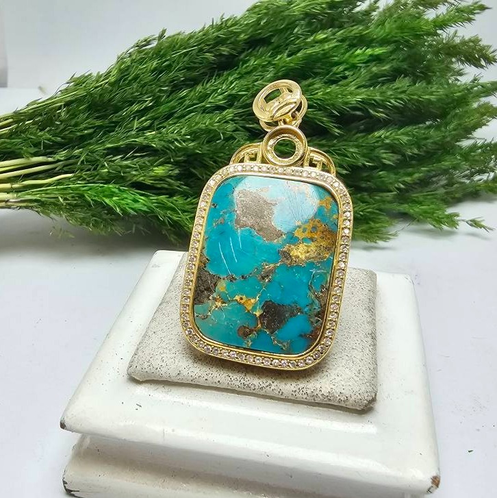 پلاک توگردنی نقره فیروزه نیشابور اصلی معدنی طبیعی آبکاری طلایی، وزن8گرم،عیار925 