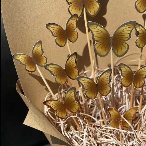 دسته گل پروانه ای رنگ طلایی 13 دانه کار شده با کاغذ کرافت