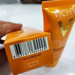 کرم ضد آفتاب و ضد لک رنگی ویشی spf 50