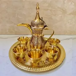 دله برنجی هندی قهوه جوش برنزی با شش عدد شات و سینی و دله قلم دست پر کار با کیفیت بسیار بالا و سنگین وزن مناسب استفاده 