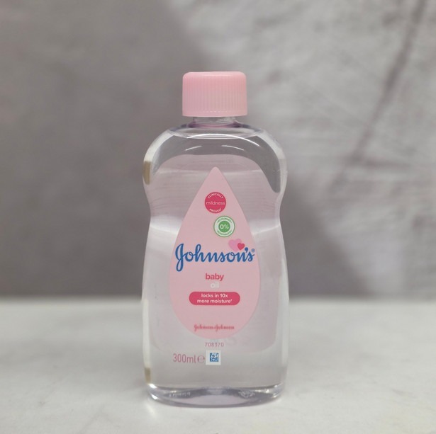 روغن کودک johnسون مدل Baby Oil ، مناسب برای انواع پوست کودک به ویژه پوست های خشک و حساس ، با حجم 300 میلی