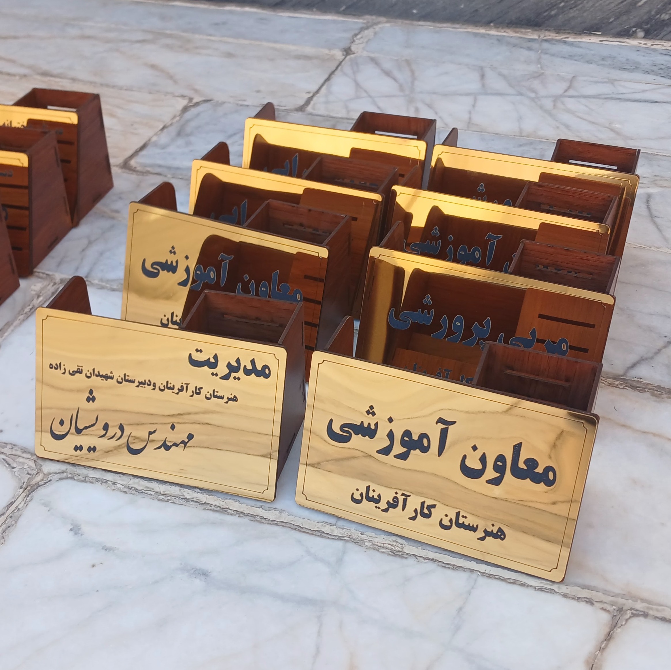 استند رو میزی اداری دو کاره ( حک نام و سمت و جا قلمی ، گوشی و ...)