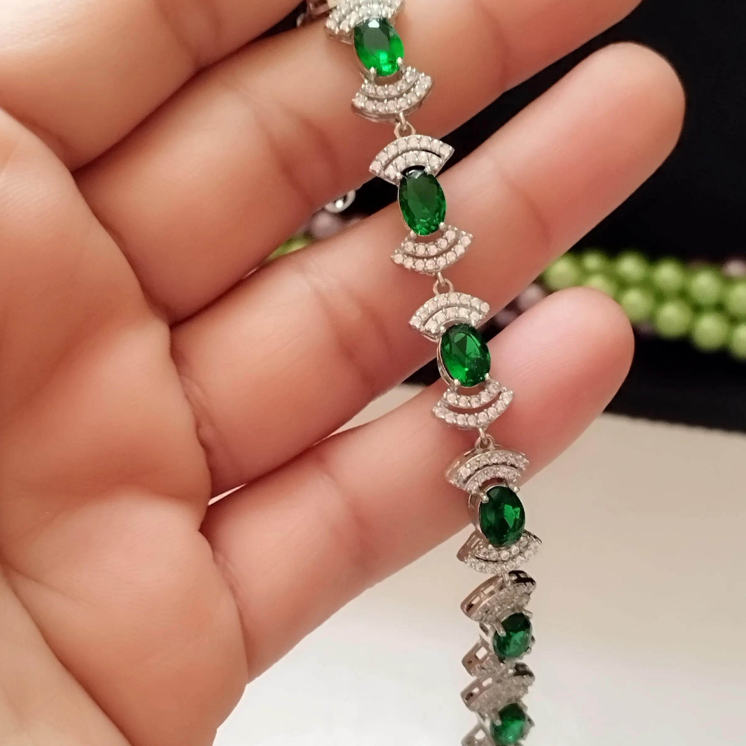 دستبند نقره زنانه عیار 925 با نگین زمرد سنتاتیک و روکش طلا سفید