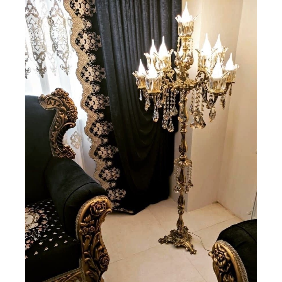 لوستر برنزی کنار سالنی ایستاده