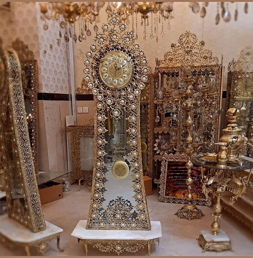 ساعت برنزی ایستاده کنار سالنی