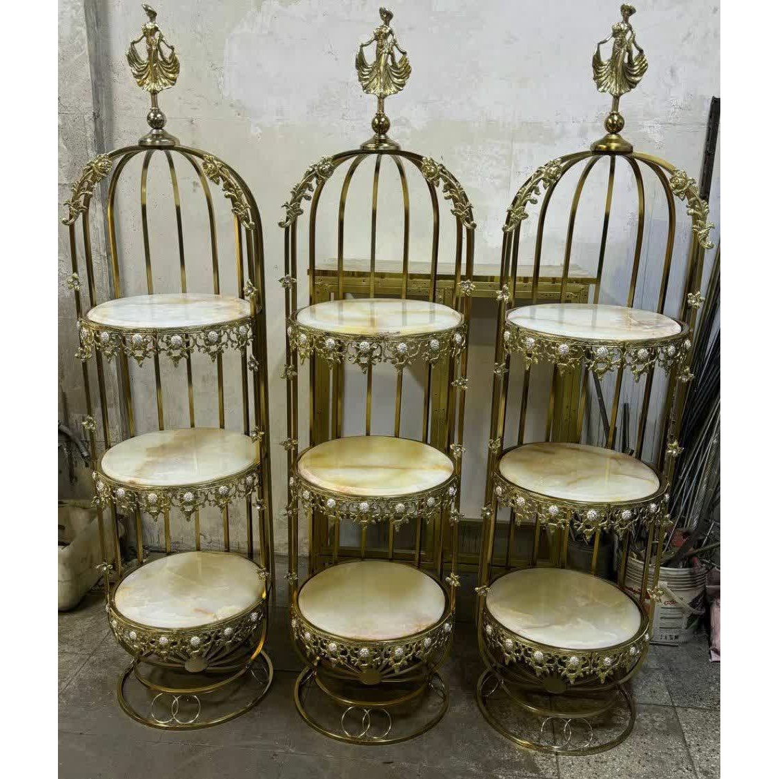 استند کنار سالنی