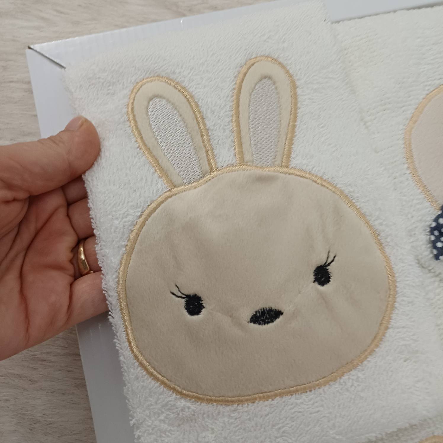 ست سیسمونی 4 تیکه Lovi Baby جعبه ای طرح خرگوش کرمی (تنپوش کلاهدار دستی لیف) بدون پرز و حساسیت نخی نرم اصل با گارانتی ...