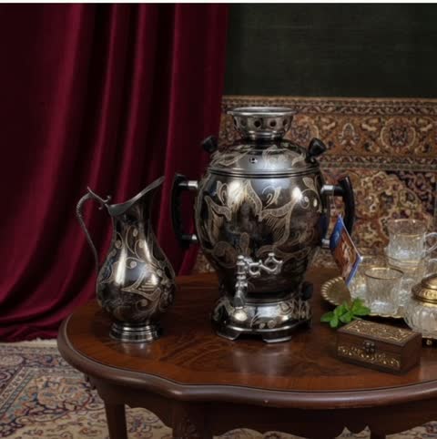 سماور برنجی قلمزنی و سیاه قلم به همراه ست پارچ