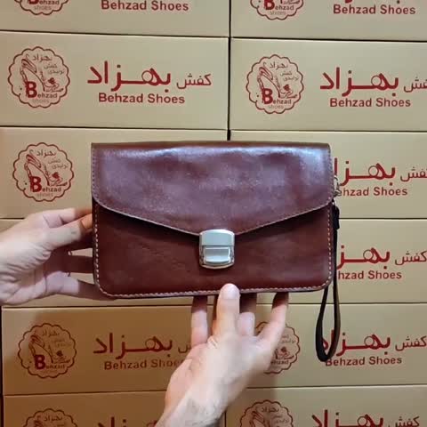کیف دستی پاسپورتی رمزدار مردانه پسرانه تمام چرم طبیعی گاوی درجه یک رنگ قهوه ای دوخت ماشینی بند دستی داخل کیف سه خانه