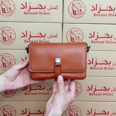 کیف دوشی تمام چرم طبیعی گاوی درجه یک زنانه دخترانه رنگ عسلی  دوخت ماشینی بند قابل تنظیم جاکارتی تک زیپ کیفیت عالی سبک