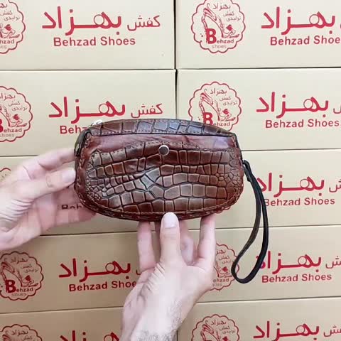 کیف پول دستی زنانه دخترانه تمام چرم طبیعی گاوی درجه یک رنگ قهوه ای دوخت ماشینی بند مچی چرمی داخل کیف تک خانه