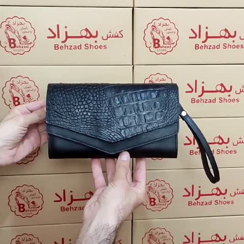 کیف بند دستی تمام چرم طبیعی گاوی زنانه رنگ مشکی دوخت ماشینی داخل کیف دو خانه جای موبایل و کیف پول کیفیت عالی