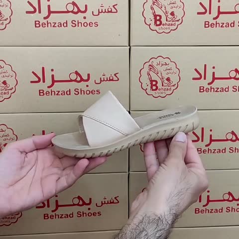 دمپایی روفرشی دخترانه رنگ کرم سایز 31 تا 36 زیره پیو تزریق لژ 2 سانتی رویه چرم صنعتی سبک و راحت