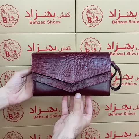 کیف بند دستی تمام چرم طبیعی گاوی زنانه رنگ زرشکی دوخت ماشینی داخل کیف دو خانه جای موبایل و کیف پول کیفیت عالی