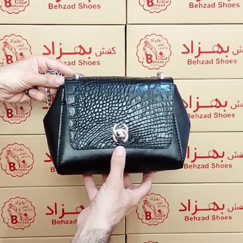 کیف دوشی زنانه دخترانه بند زنجیری شنل مجلسی چرم طبیعی گاوی رنگ مشکی دست دوز داخل کیف تک زیپ تک خانه کیفیت عالی
