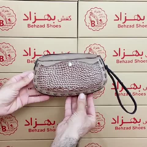 کیف پول دستی زنانه دخترانه تمام چرم طبیعی گاوی درجه یک رنگ کرم دوخت ماشینی بند مچی چرمی داخل کیف تک خانه