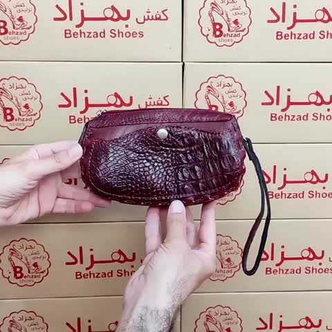 کیف پول دستی زنانه دخترانه تمام چرم طبیعی گاوی درجه یک رنگ زرشکی دوخت ماشینی بند مچی چرمی داخل کیف تک خانه