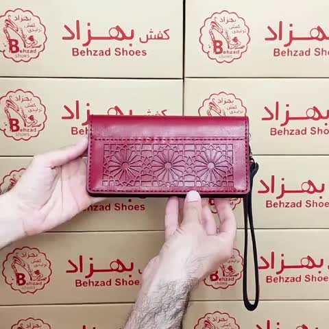کیف پول دستی زنانه دخترانه تمام چرم طبیعی گاوی دست دوز رنگ قرمز لیزر شده 6 جای کارت جای پول و گوشی بند مچی چرم