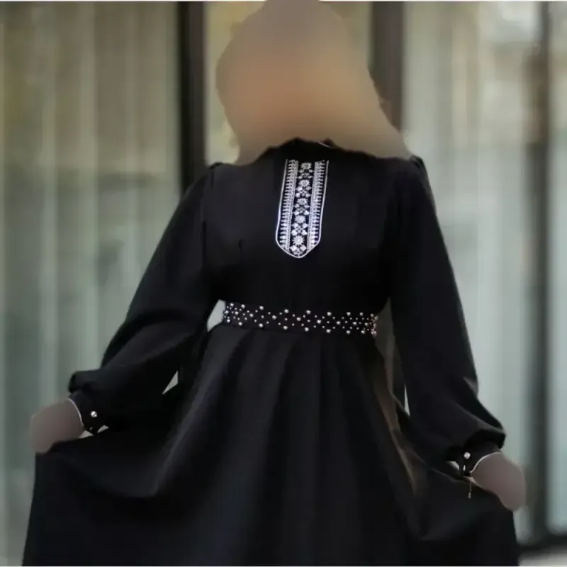 پیراهن زنانه مجلسی طرح سیمین جنس کرپ مازراتی رنگ مشکی با خرجکار هندی و کمربند مرواریدی
