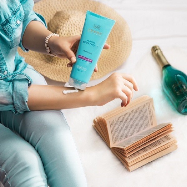 کرم بدن مرطوب کننده سینره مدل Hydra Silk حجم 250 میلی لیتر با محافظت در برابر آلودگی هوا، حاوی پپتیدهای مورینگا، روغن...