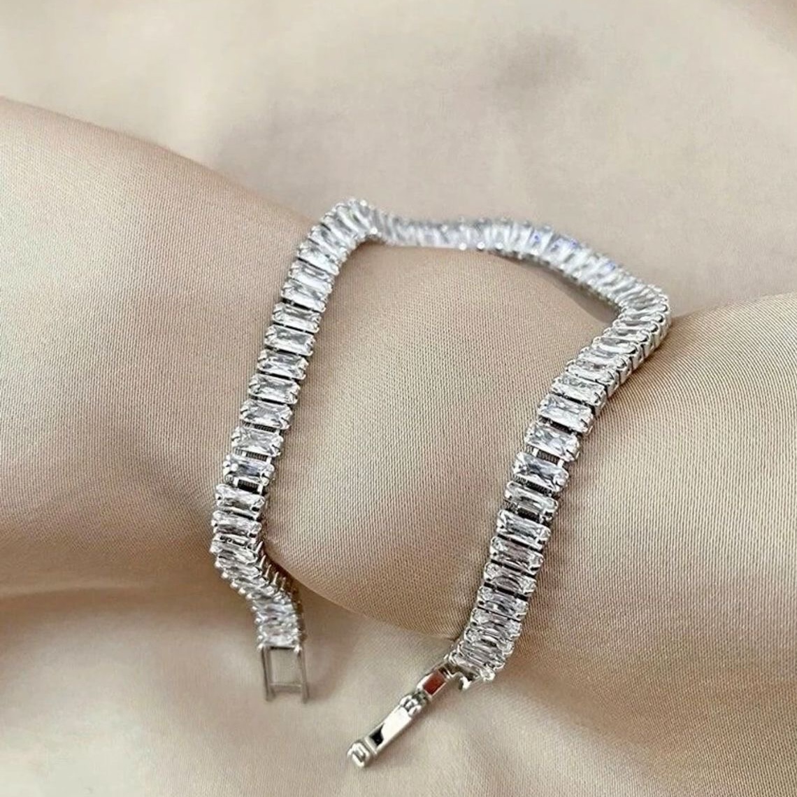 دستبند تنیسی نقره ای