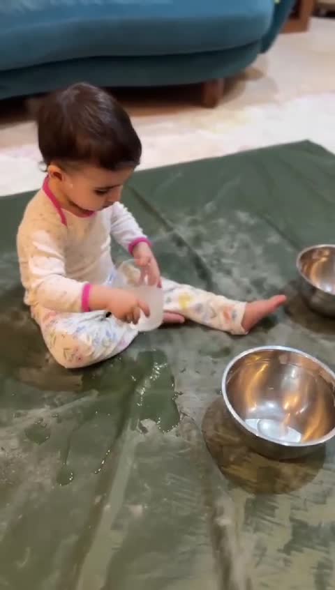 پارچه ضد اب زیر انداز کودک هنگام غذا خوردن ،حمام و اب بازی و ....جنس پارچه آکسفورد ضد آب