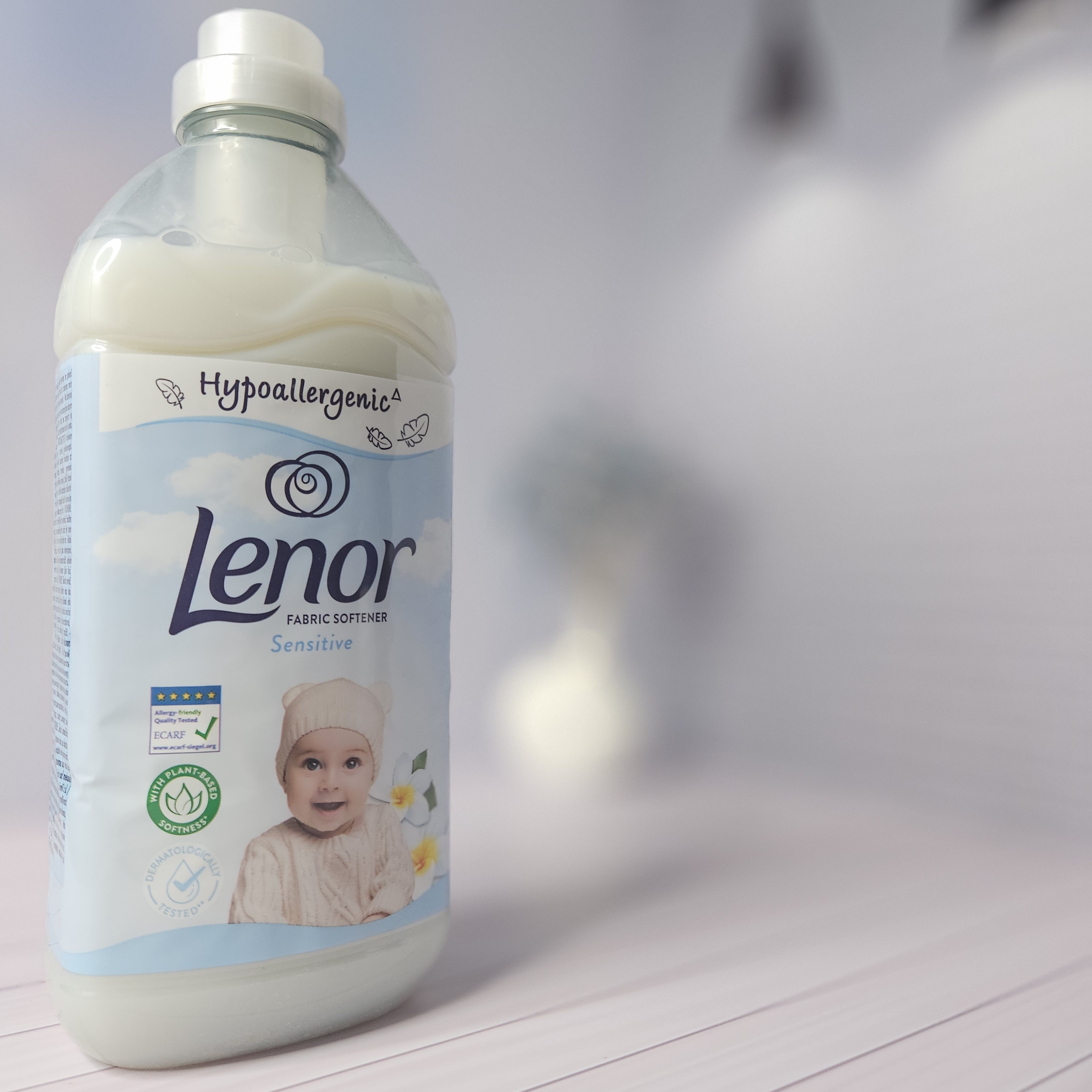 نرم کننده و خوشبوکننده لباس لنور Lenor حجم 1600 میل 64 بار شستشو رایحه حساس Sensitive مدل Hypoallergenic