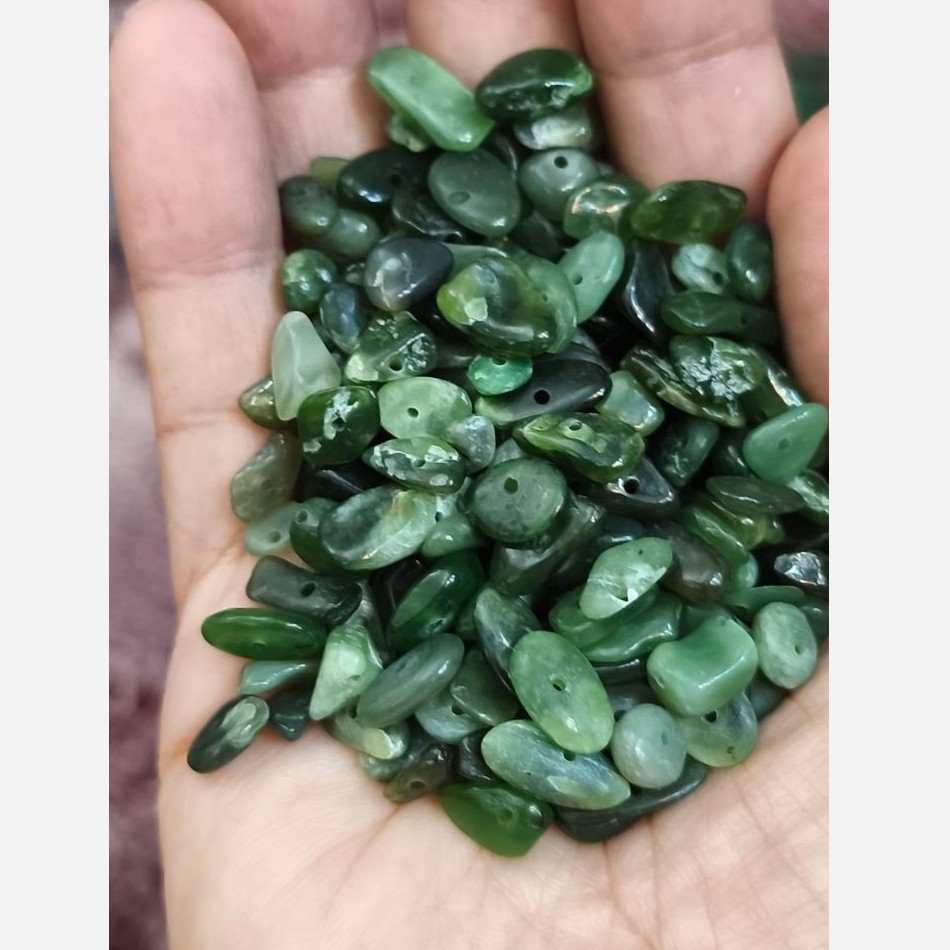 مهره چیپسی یشم سبز طبیعی ، مهره یشم تایوانی ، مهره دفرمه یشم چیپسی ، مهره یشم سبزجدید