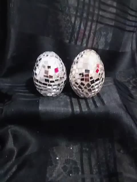 تخم مرغ سفالی آینه کاری شده با اینه نامنظم