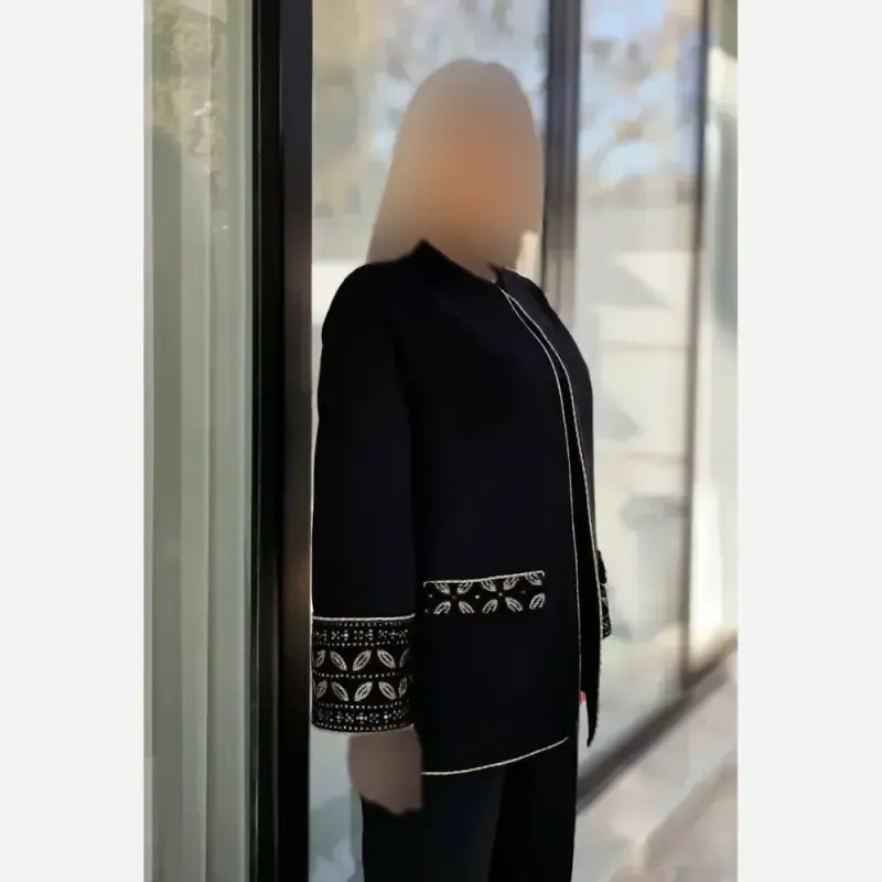 کت و شلوار زنانه ماهین جنس مازراتی با خرجکار مخمل سوزن دوزی رنگ مشکی
